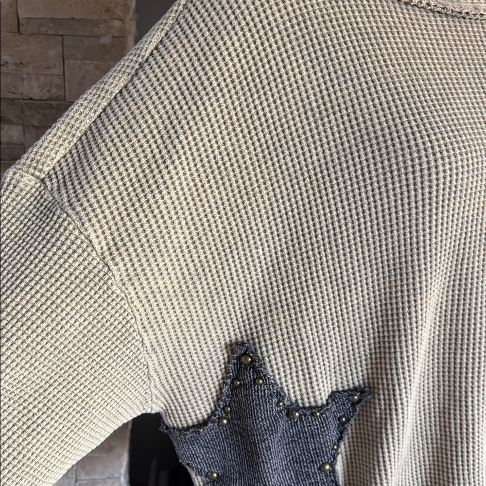 Oil & Hali tan thermal waffle weave long sleeve shirt stars and grommets hi lo - Picture 4 of 16